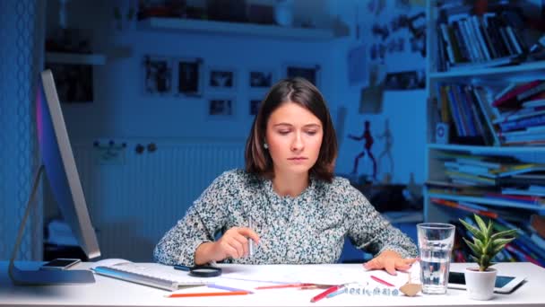 Chica sentada en la mesa, buscando documentos sobre la mesa — Vídeos de Stock