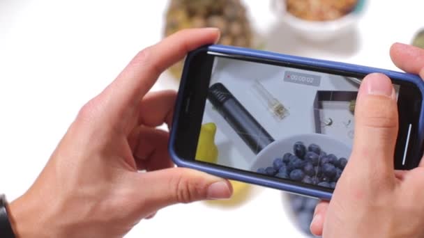 Écran de smartphone, prise de vue d'un vaporisateur vidéo, marijuana, fruits — Video