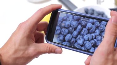 Blogcu sağlıklı beslenen yabanmersini videosu yapıyor.