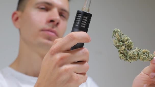 Médico utiliza un vaporizador con marihuana en la mano de cannabis — Vídeos de Stock