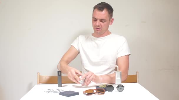 Killen maler marijuana på en kvarn innan han dricker — Stockvideo