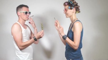 Erkek ve kız bir partide tuvalette esrar içiyorlar.