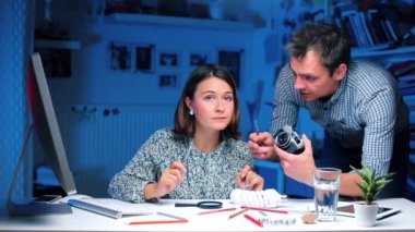 Masadaki müze müdürü kamerada yemek yiyor.