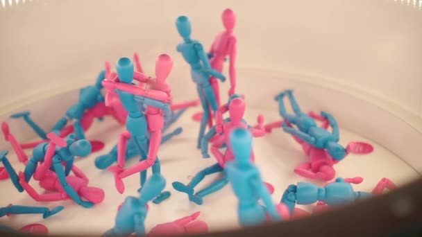 Blaue und rosa Puppen simulieren Menschen-Posen beim Sexting — Stockvideo