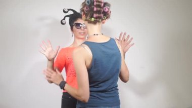 İki lezbiyen kız arkadaş tuvalette buluşurken el ele tutuşuyorlar.