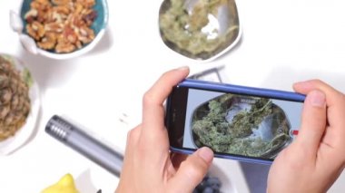 Blogcu akıllı telefondan marihuana videosu çekiyor