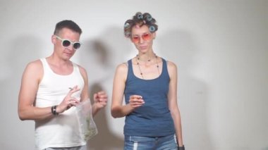 Uyuşturucu satıcısı marihuana almayı teklif eder, alıcı esrar almayı reddeder.