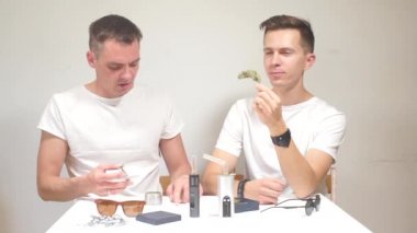 Bir adam hastasına esrar özelliklerinden bahseder.