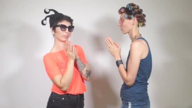 Kulüpteki karnaval partisinden önce iki kız kardeş el ele oynuyor.