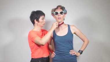 Kız arkadaşı bir kızı boğazına takar.