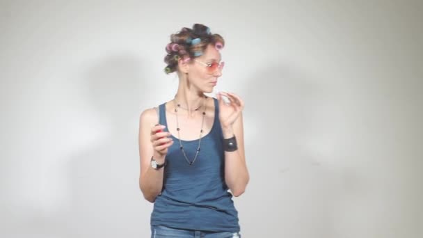 Fille femme de ménage en bigoudis dansant avec une cigarette dans ses mains — Video