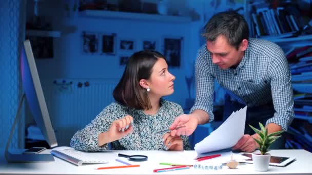 Dois trabalhadores discutem um projeto em que estão trabalhando — Vídeo de Stock