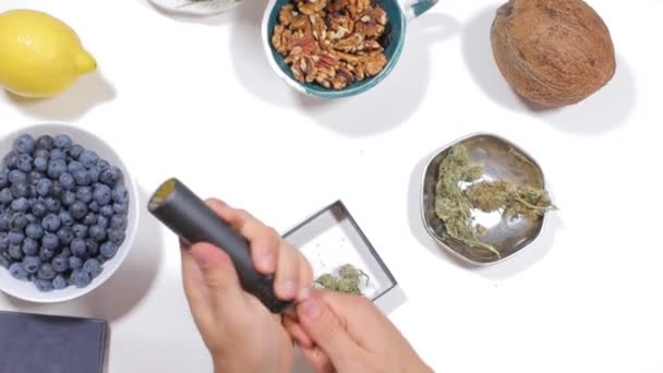 Residui di cannabis versati a portata di mano dopo l'uso del vaporizzatore — Video Stock