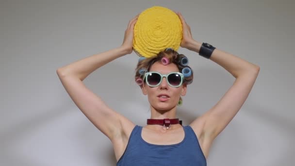 Menina inspirada posando depois de maconha defumada, melhorando o humor — Vídeo de Stock