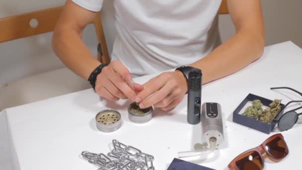 Preparación, uso de vaporizador para el uso de marihuana — Vídeo de stock