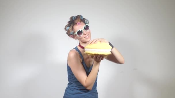 戴眼镜的女模，戴着白色背景的黄色玩具跳舞 — 图库视频影像