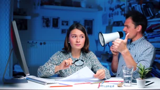 El problema de la comunicación. El gerente le grita al oficinista . — Vídeos de Stock