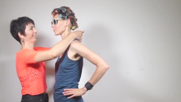 Подружка лесбиянка надевает свою подружку лесбиянку-душонку на шею для вечеринки — стоковое видео
