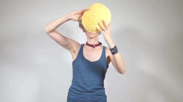 Meisje huisvrouw in krulspelden dansen met geel zacht speelgoed — Stockvideo
