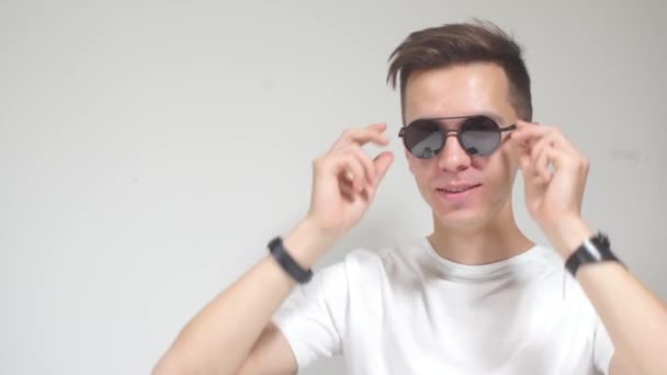 Zwei lustige Typen tragen Sonnenbrillen — Stockvideo