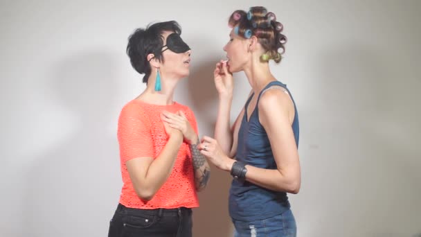 Две девушки курят косяк с марихуаной рот в рот — стоковое видео