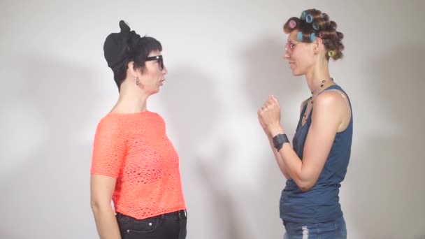 İki lezbiyen kız el çırpıyor. — Stok video