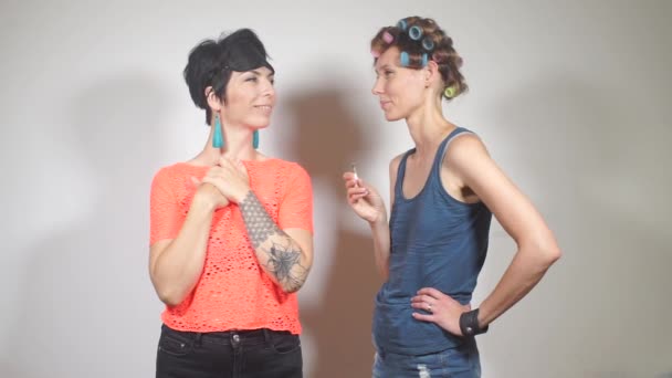 Портрет двух сестер разговаривающих, одна из них курит сигарету — стоковое видео