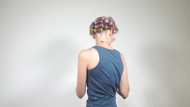 Cheerful housewife in curlers dancing — Stock Video