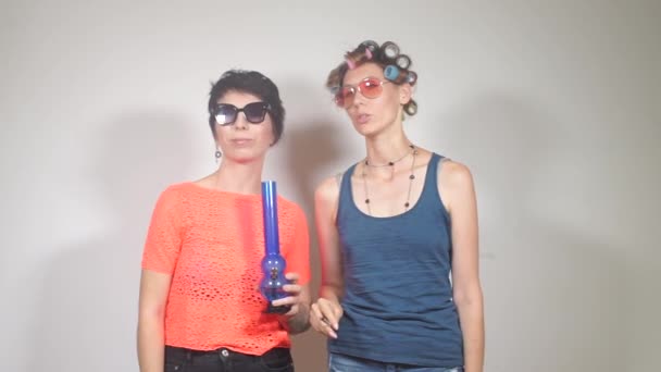 Vriendin meisjes bespreken het onderwerp, marihuana roken via een joint of bong — Stockvideo