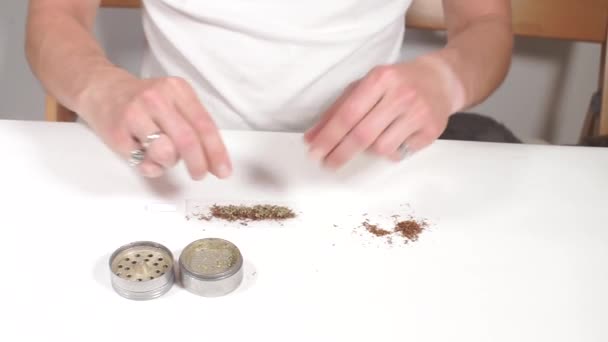 PatiŽnt maakt een cannabissigaret, rookt medicinale marihuana — Stockvideo