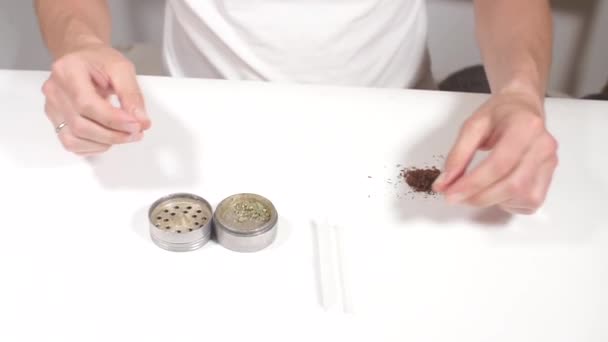 Het gebruik van een molen om cannabissigaretten te verdraaien, waardoor spliff — Stockvideo