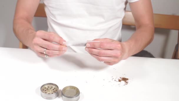 Doctor making a cannabis cigarette for a patient — Stock Video