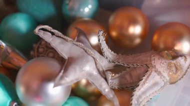 Katlanmış yeni yıl oyuncakları plastik bir kutunun içinde..