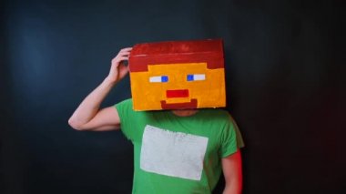 Boyalı maskeli bir adam Steve kafasını kaşıyordu. Bir fikir olduğunu gösterir.