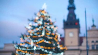 Sokaktaki bir Noel ağacının bokeh 'inin etkisi.