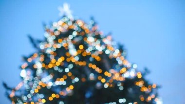 Noel ağacı bokeh etkisi. Yumuşak kamera hareketi.