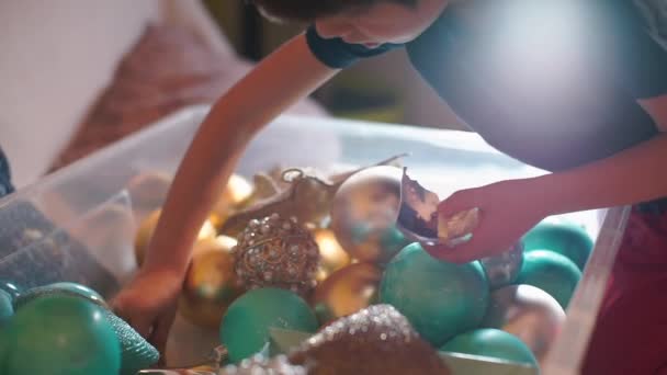 Primo piano delle decorazioni dell'albero di Natale prima di decorare l'albero di Natale . — Video Stock