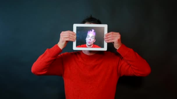 Portret van een man op een tabletscherm. — Stockvideo