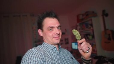 Bir blogcu marihuana hakkında bir video yapıyor.