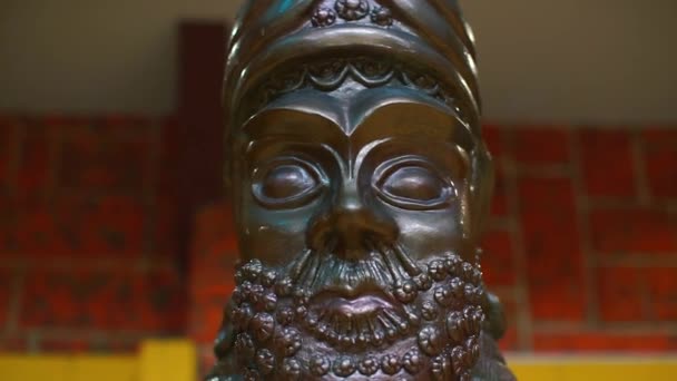 La escultura es una imagen de un dios antiguo, marrón . — Vídeos de Stock