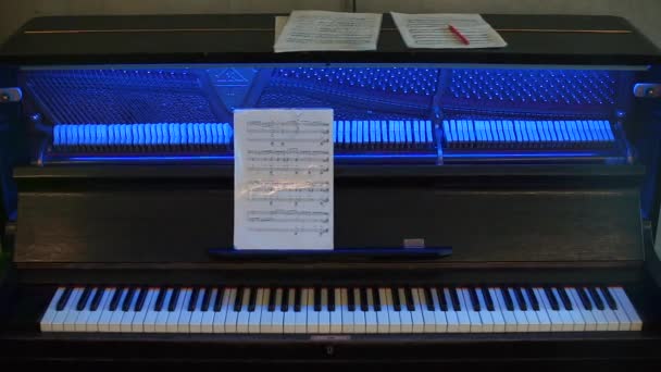 Primer plano de las teclas de piano por la noche en un concierto — Vídeos de Stock