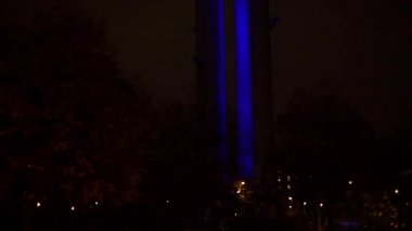 Gece televizyon kulesindeki kameranın yumuşak hareketi.
