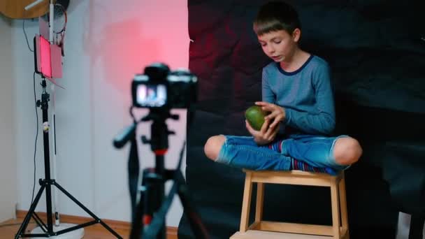 Un adolescente hace una presentación en video sobre mangos . — Vídeo de stock