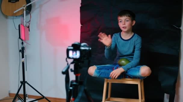 Το αγόρι κουνάει το χέρι του στην κάμερα που στέκεται μπροστά του. — Αρχείο Βίντεο