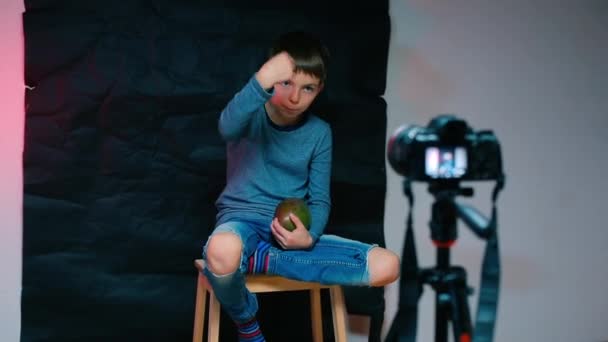 Il ragazzo racconta un blog di frutta verde . — Video Stock