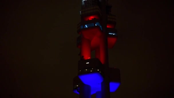 Висока телевізійна вежа вночі . — стокове відео