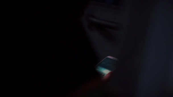 Un homme utilise un téléphone portable la nuit . — Video