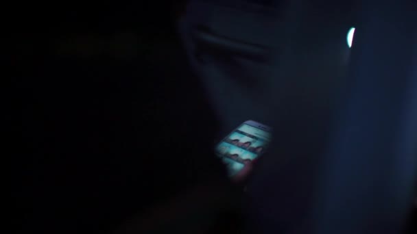 Gros plan d'un écran de smartphone la nuit .