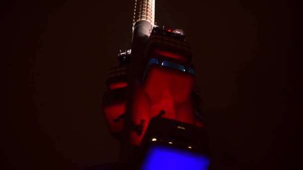 가까이에 있는 텔레비전 타워의 근접 사진 — 비디오