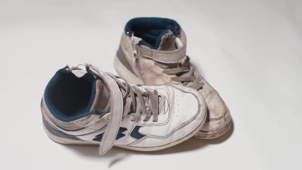 Primo piano di scarpe da ginnastica bianche indossate . — Video Stock